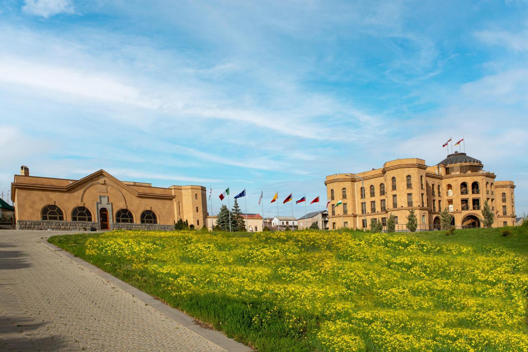 Latar Hotel Erevan Exterior foto